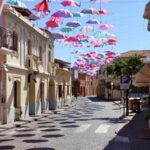 Paraplu's boven de straten van Pula, in het zuiden van Sardinië