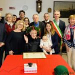 102-jarige neemt diploma voor apotheker in ontvangst