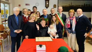 102-jarige neemt diploma voor apotheker in ontvangst