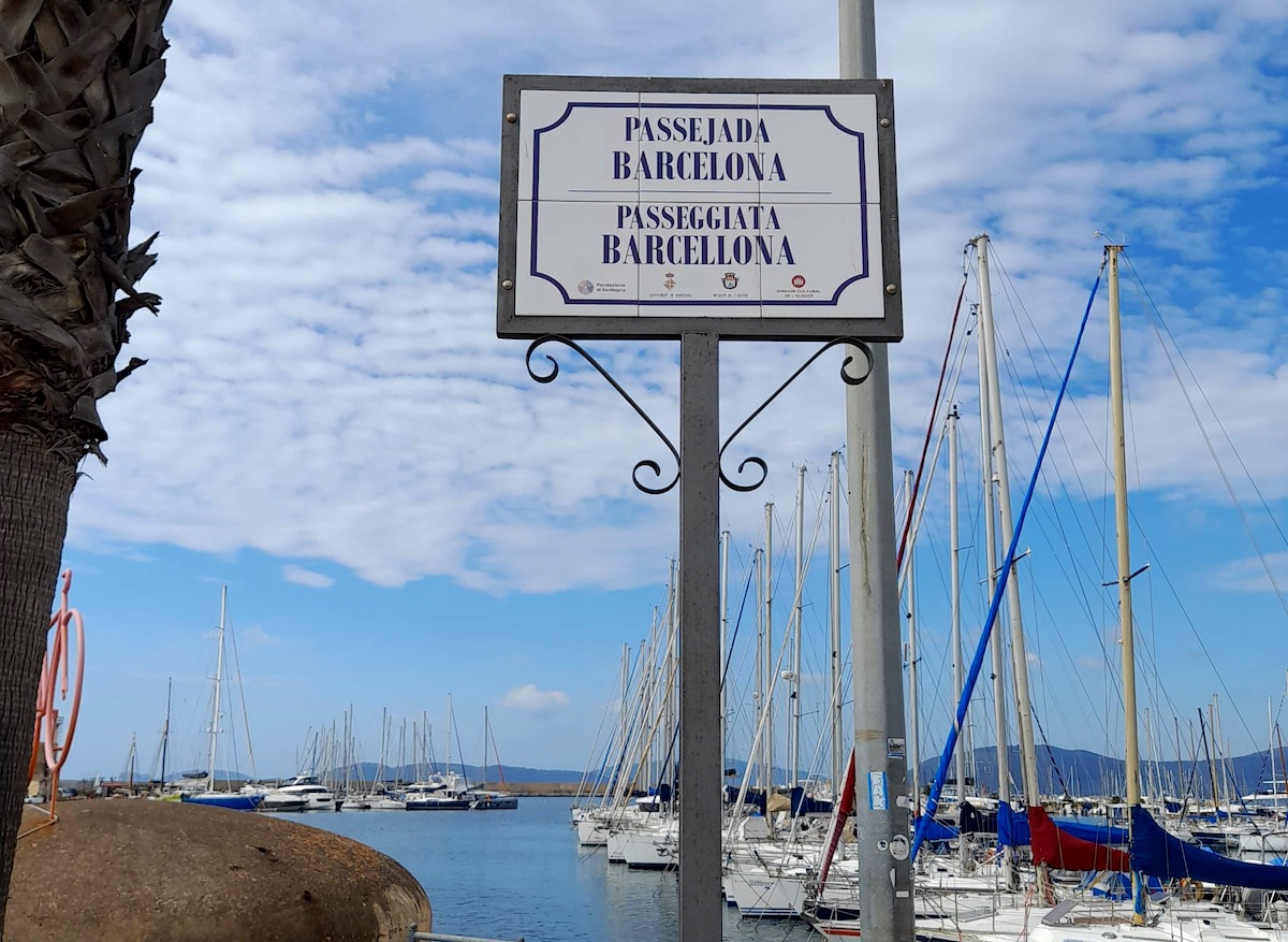 In Alghero hebben de straten ook een Catalaanse naam