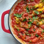 Peperonata is een traditioneel Italiaans bijgerecht gemaakt van paprika's, tomaten en ui