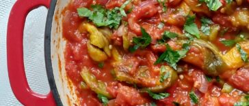 Peperonata is een traditioneel Italiaans bijgerecht gemaakt van paprika's, tomaten en ui