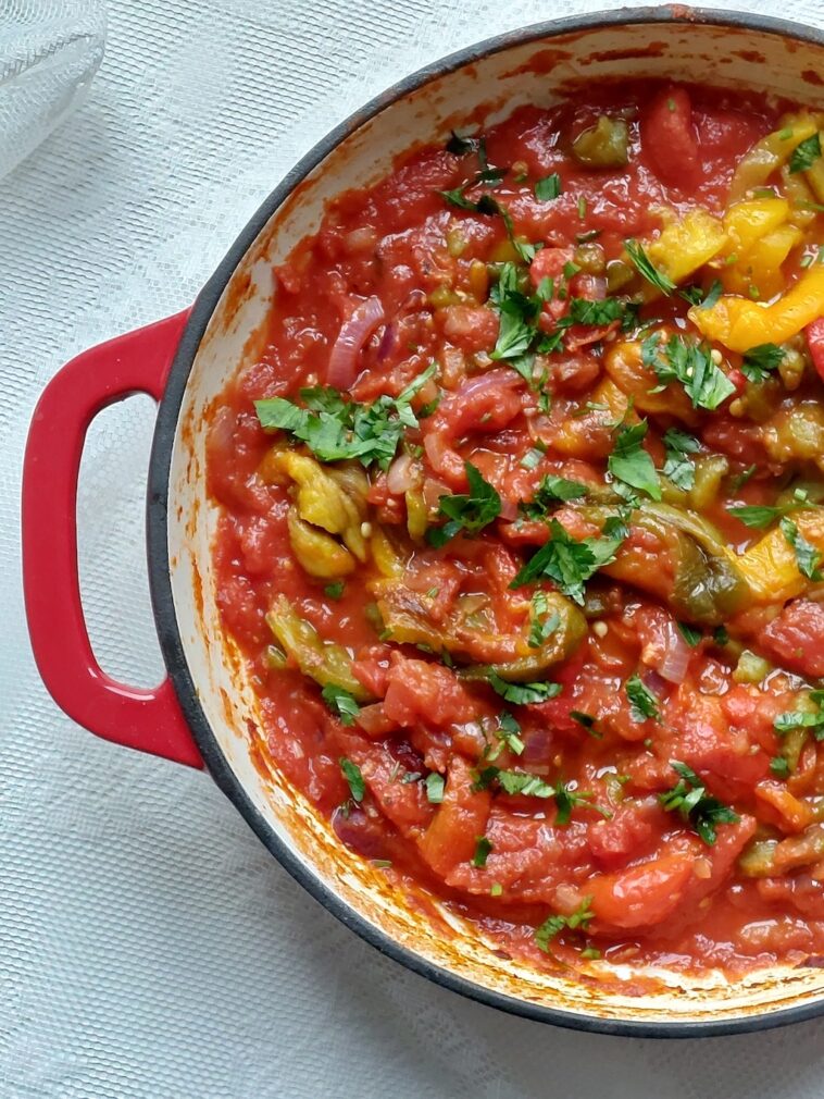 Peperonata is een traditioneel Italiaans bijgerecht gemaakt van paprika's, tomaten en ui