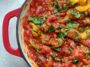 Peperonata est un plat d'accompagnement italien traditionnel à base de poivrons, de tomates et d'oignons