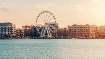 Reuzenrad in de haven van Bari