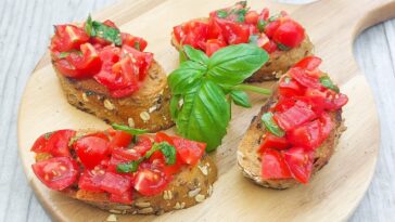 Lekker tussendoortje of aperitiefje voor de zomer: bruschetta met tomaat