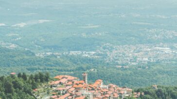 Zicht op Varese vanaf de Heilige Berg
