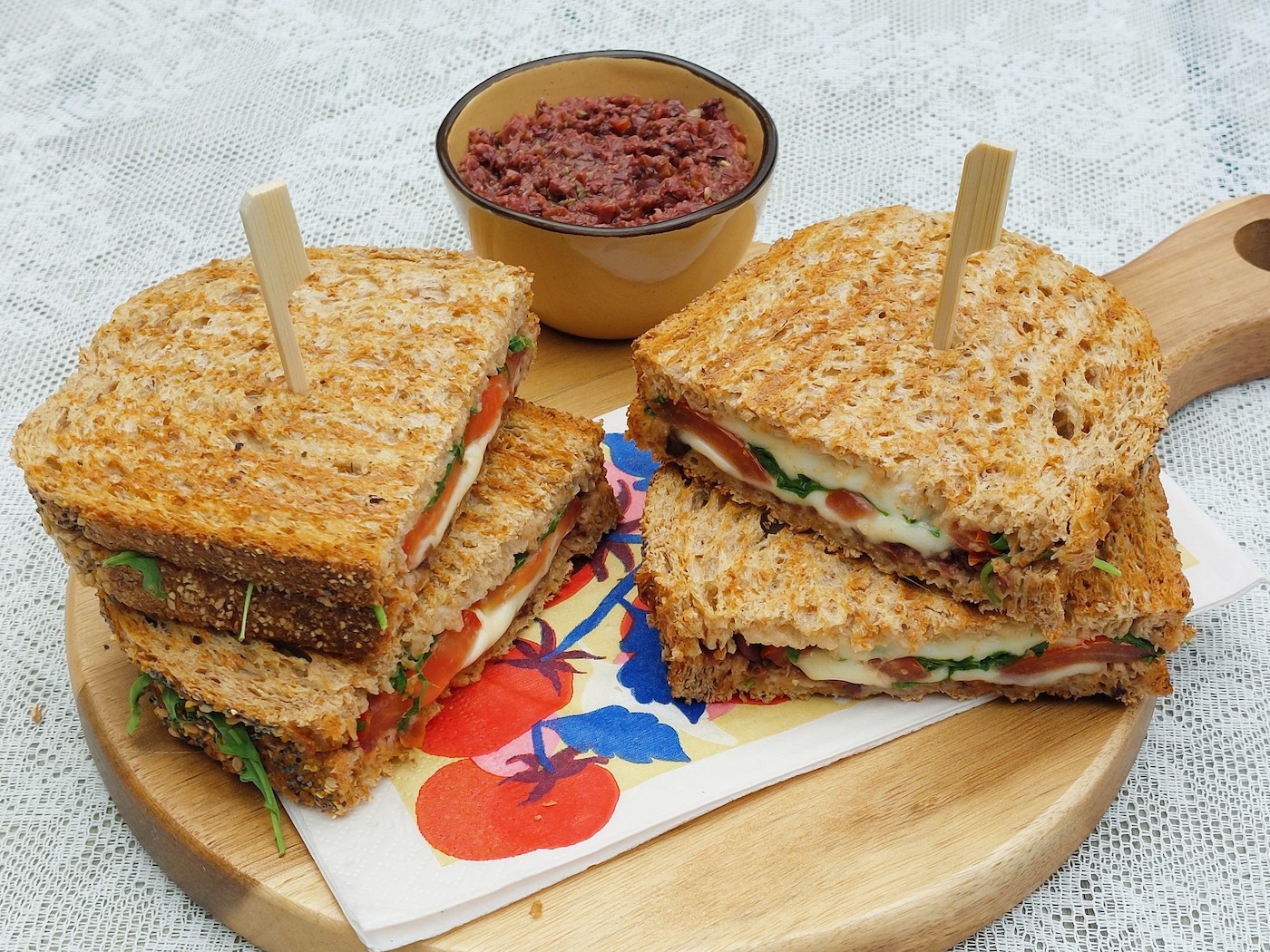 Tosti caprese & olijventapenade