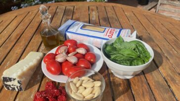 De ingrediënten voor een heerlijke pasta al pesto trapanese