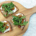 Een lekker hapje voor de herfst: bruschetta met pompoen, geitenkaas en rucola