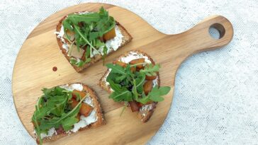 Een lekker hapje voor de herfst: bruschetta met pompoen, geitenkaas en rucola