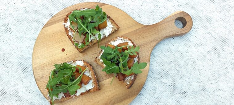 Een lekker hapje voor de herfst: bruschetta met pompoen, geitenkaas en rucola