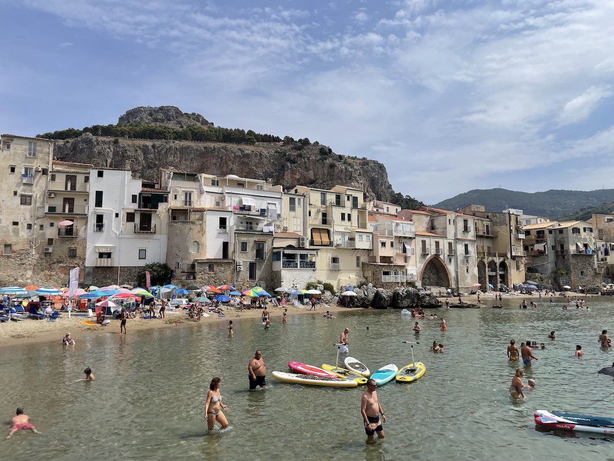 In Cefalù geniet je van de langste zomerseizoenen van heel Italië