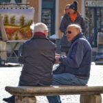 Een goed gesprek over de stand van de wereld op Piazza Navona in Rome