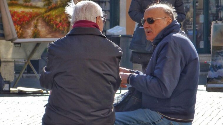 Een goed gesprek over de stand van de wereld op Piazza Navona in Rome
