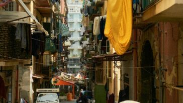 Karakteristiek straatje in Napels, een van de aanraders voor een citytrip