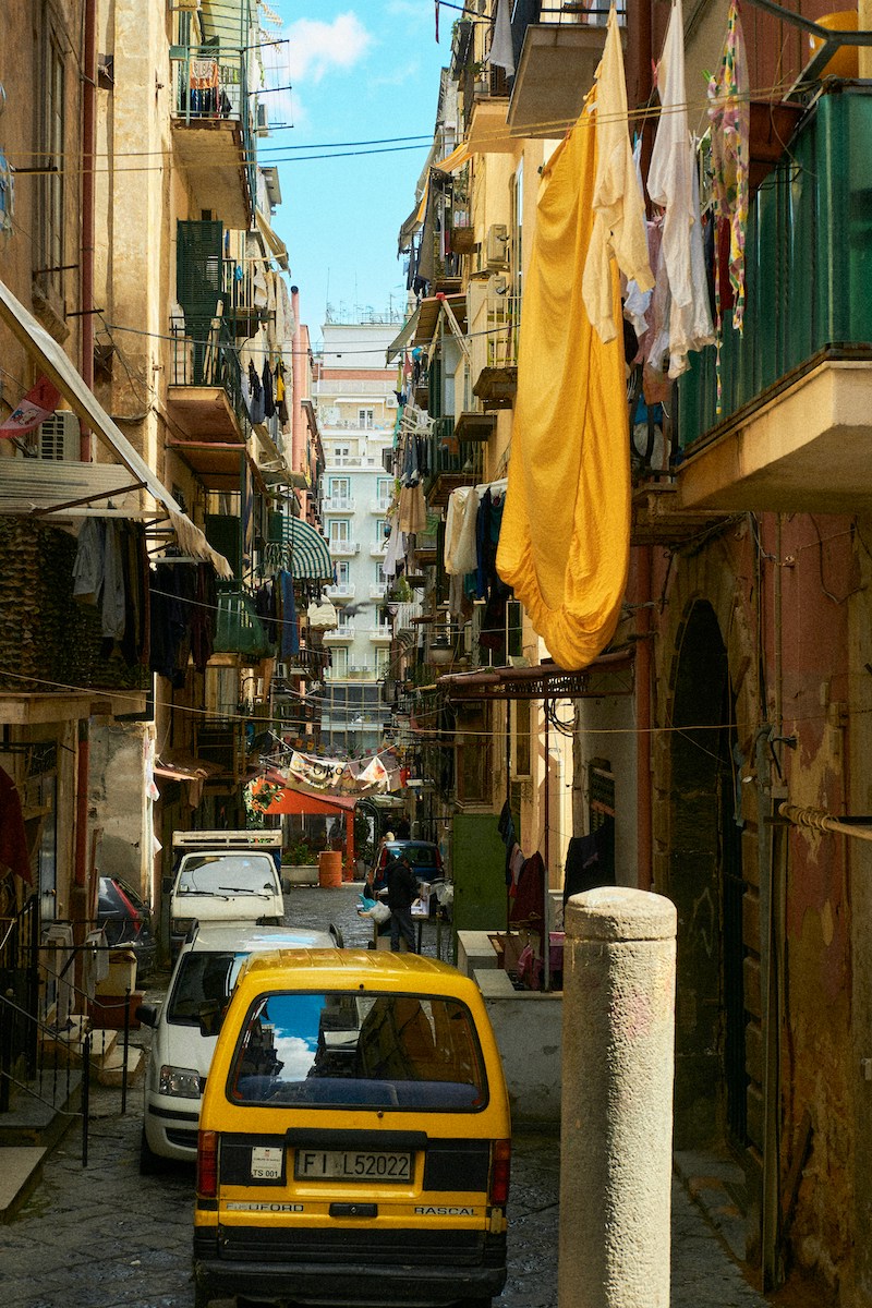 Karakteristiek straatje in Napels, een van de aanraders voor een citytrip