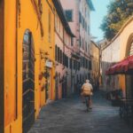 Oude man op fiets op Sardinië