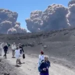 Toeristen vluchten weg na de uitbarsting van de Etna begin juni 2025