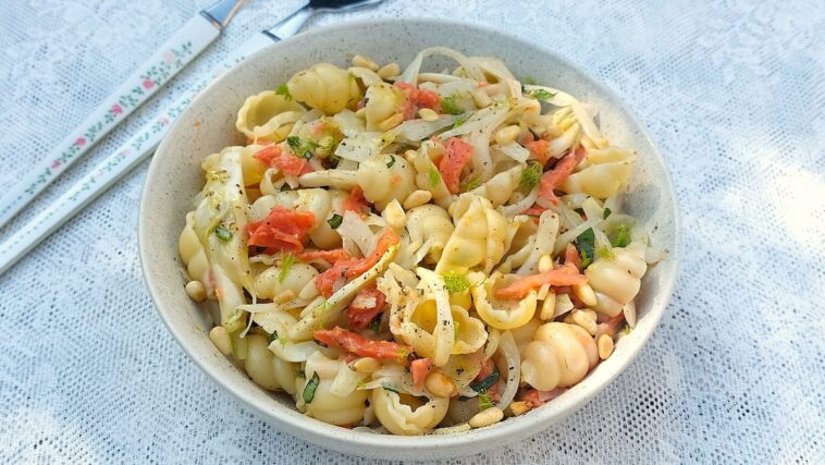 71 Pastasalade met gerookte zalm en venkel