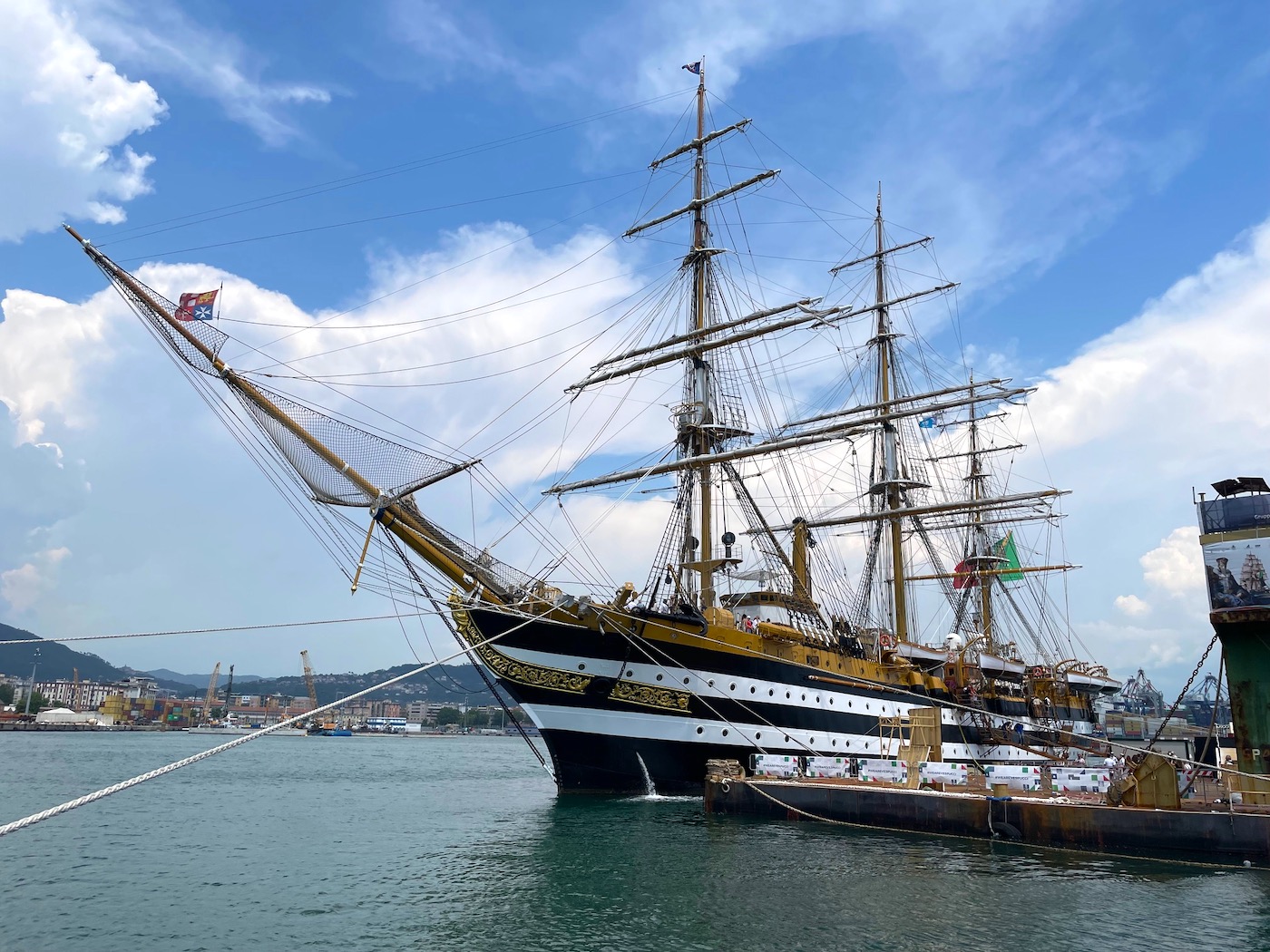 Amerigo Vespucci in de haven van La Spezia