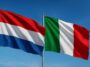 Vlag van Nederland en vlag van Italië wapperend naast elkaar