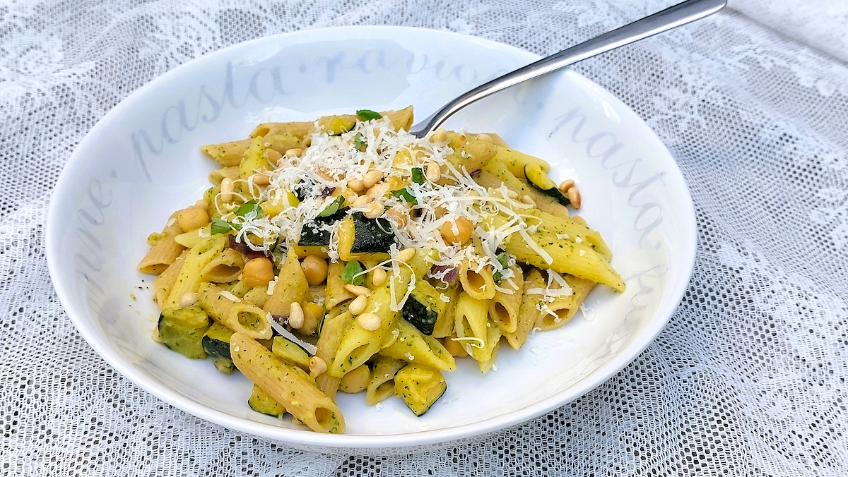 Pasta met courgette en kikkerwten