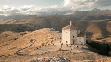 Santa Maria della Pietà, gelegen in de buurt van het kasteel Rocca Calascio in de Italiaanse regio Abruzzo