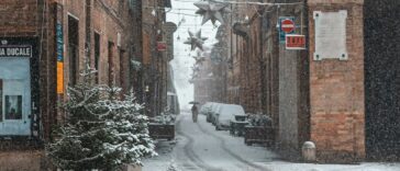 Een besneeuwd Piazza della Repubblica in Urbino, Le Marche