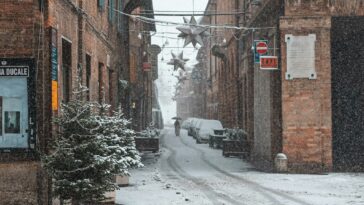 Een besneeuwd Piazza della Repubblica in Urbino, Le Marche