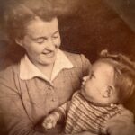 Italiaanse moeder met haar zoon in een foto uit de jaren 40