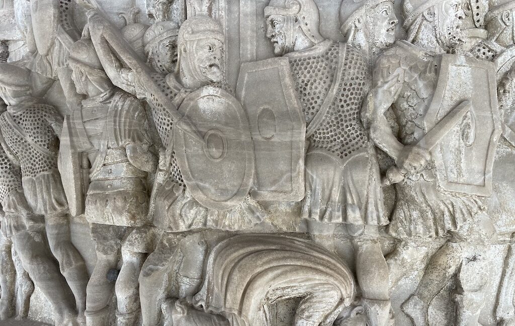 De Zuil van Marcus Aurelius aan het Piazza Colonna in Rome wordt met lasers schoongemaakt