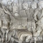 De Zuil van Marcus Aurelius aan het Piazza Colonna in Rome wordt met lasers schoongemaakt