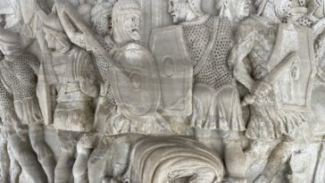 De Zuil van Marcus Aurelius aan het Piazza Colonna in Rome wordt met lasers schoongemaakt