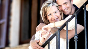 Gonnie en Jurgen voor La Vecchia Scuola op de trap