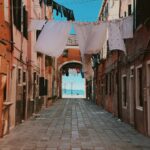 Een rustig straatje in Venetië met in de wind wapperende was, zonder toeristen