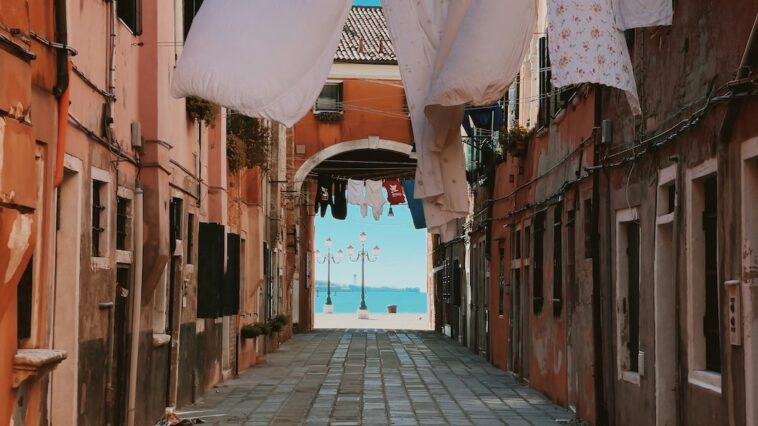 Een rustig straatje in Venetië met in de wind wapperende was, zonder toeristen