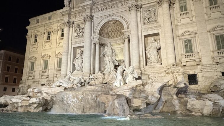 Der Trevi-Brunnen bei Nacht