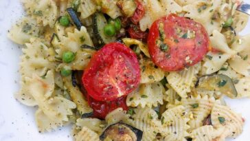 Farfalle, pesto, groente