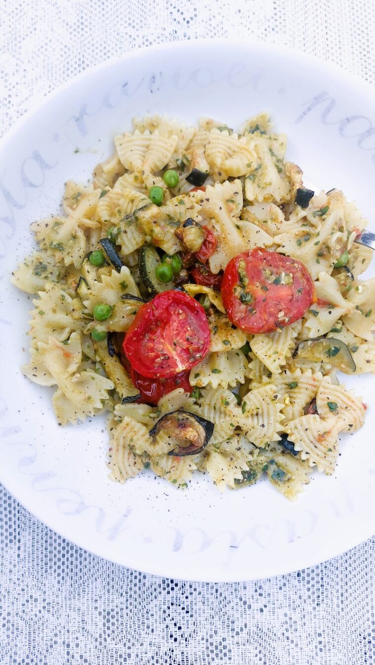 Farfalle, pesto, groente