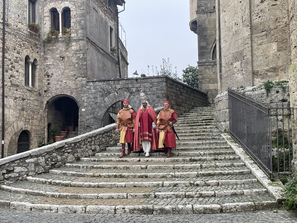 Bonifatius VIII daalt de trap af in Anagni