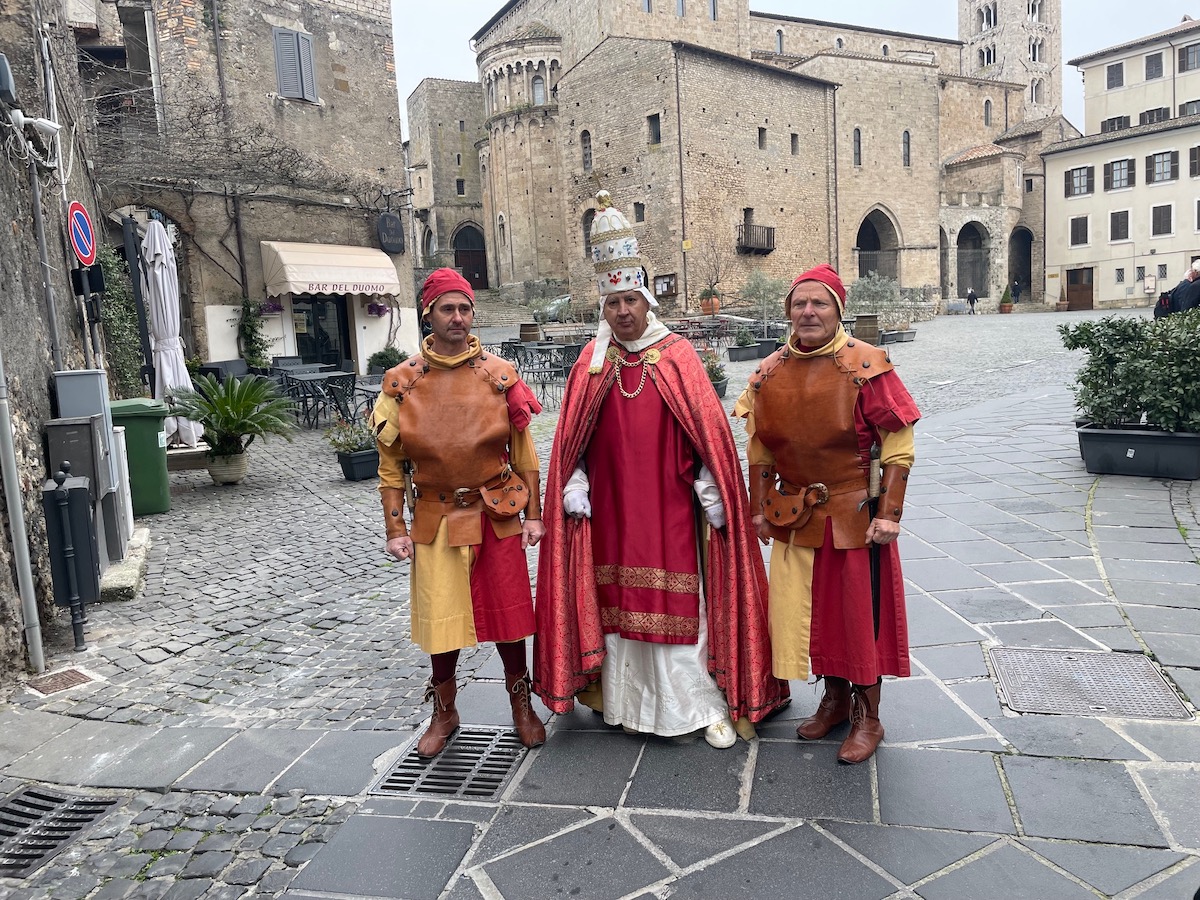 De reis begint in Anagni, dat bekend staat als ‘de stad van de pausen’
