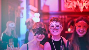 Gemaskerde vrouwen tijdens een feest