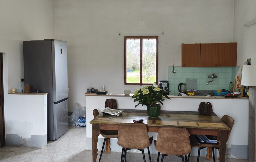 een ernstig verouderde keuken in een huis op het platteland van Zuid-Italië