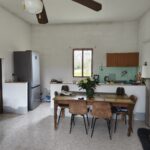 een ernstig verouderde keuken in een huis op het platteland van Zuid-Italië