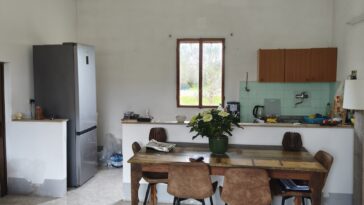 een ernstig verouderde keuken in een huis op het platteland van Zuid-Italië