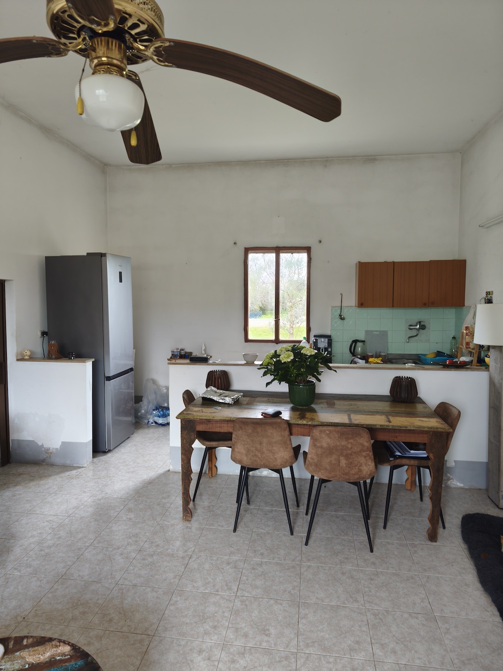 een ernstig verouderde keuken in een huis op het platteland van Zuid-Italië