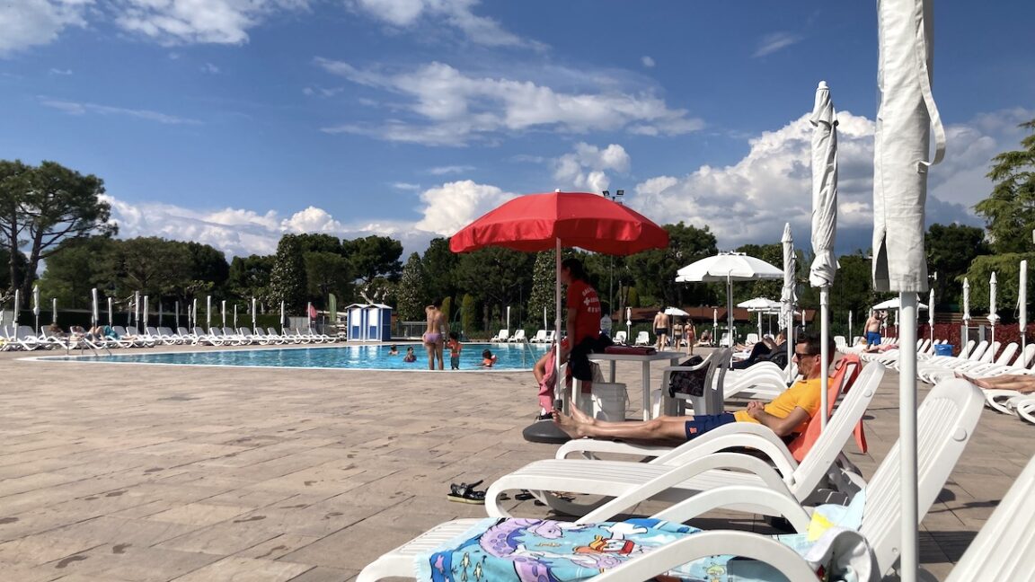 een rustig zwembad op de Italiaanse camping in de meivakantie
