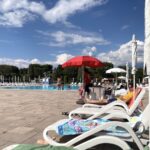 een rustig zwembad op de Italiaanse camping in de meivakantie