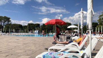 een rustig zwembad op de Italiaanse camping in de meivakantie